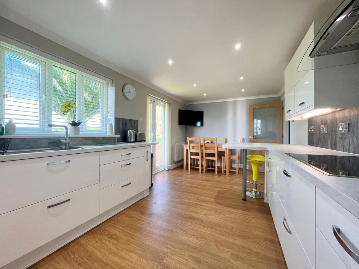 Modern 3 Bed Bungalow With Parking, Private Garden Newlyn Exterior photo